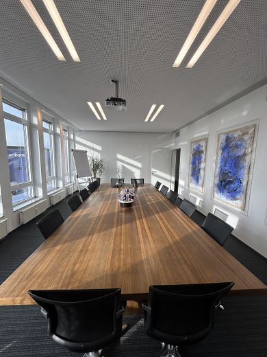 großes Sitzungszimmer