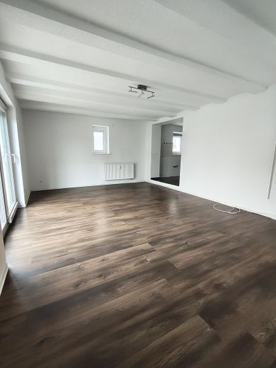 Kernsaniert & Provisionsfrei: Haus-im-Haus mit Privatgarten, Carport und Stellplätzen – Wohnzimmer