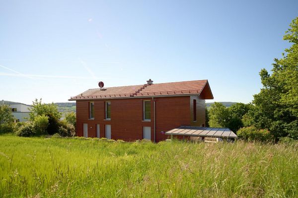 Casa unifamiliare indipendente in una posizione speciale ai margini dei campi, con ampie superfici terrazzate