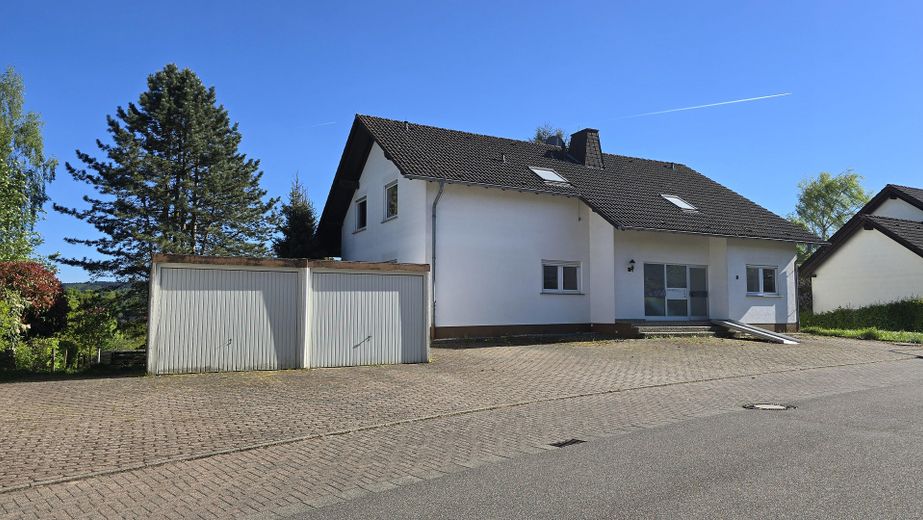 Bezugsfrei & provisionsfrei: Flexibles Dreifamilienhaus in Weilburg – Vorderseite 1