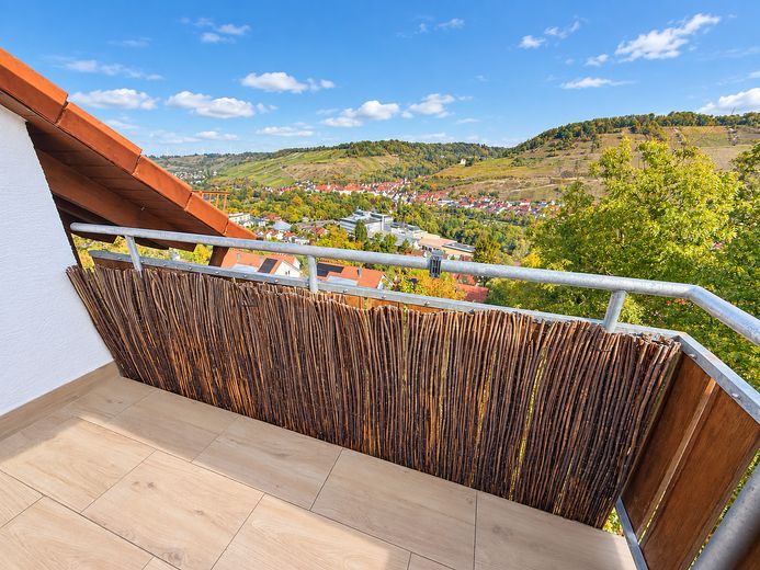 Wohnen auf zwei Ebenen – Maisonette mit hochwertiger Ausstattung und 3 Stellplätzen – Balkon
