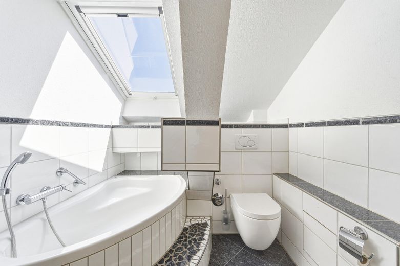 Charmante 4,5-Zimmer Dachgeschosswohnung – Badezimmer