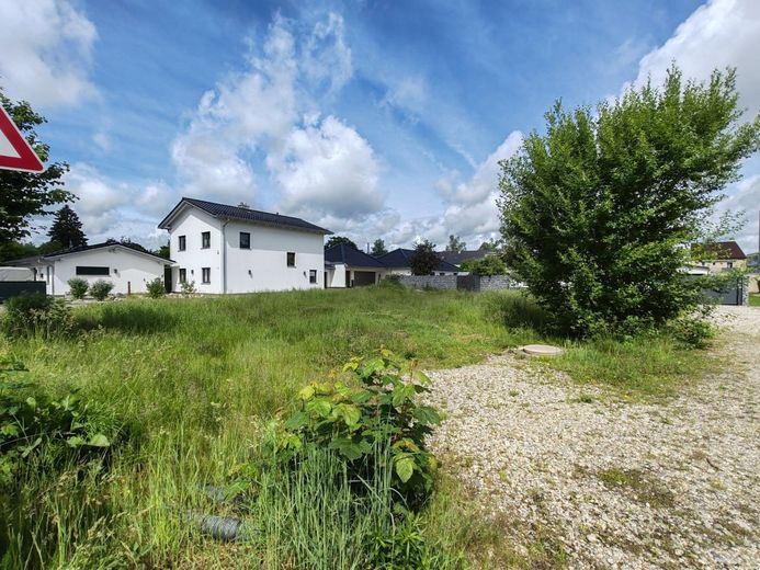 Großzügiges Baugrundstück im Herzen von Waldkraiburg – Ansicht Ecke rechts Straßenseite
