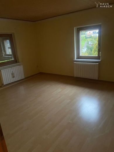 Großzügiges Einfamilienhaus mit Ausbaureserve und schönen Garten – Stube