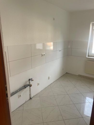 Helle 3,5-Zimmerwohnung mit komplett saniertem Badewannebad mit Fenster und sonnigem SÜD-WEST-Balkon – Küche
