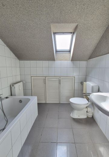 Mehrfamilienhaus, Dreifamilienhaus mit Loft Charakter u. Dachterrasse in Krefeld – Badezimmer Wohnung 3