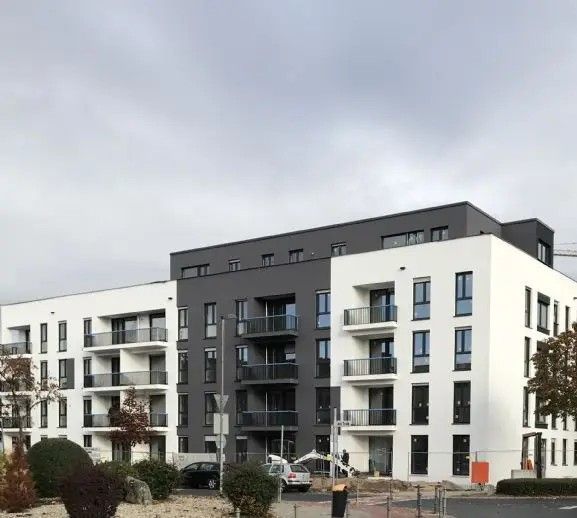 recent gerenoveerd volledig gemeubileerd 3-kamerappartement met balkon en inbouwkeuken in Neu Isenburg Ost – Hausansicht
