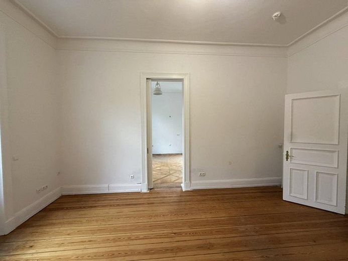 Stilvolle 2 Zimmer Altbauwohnung in der Belleetage in Hamburg-Harvestehude - – Wohnzimmer mit Blick zur Küche