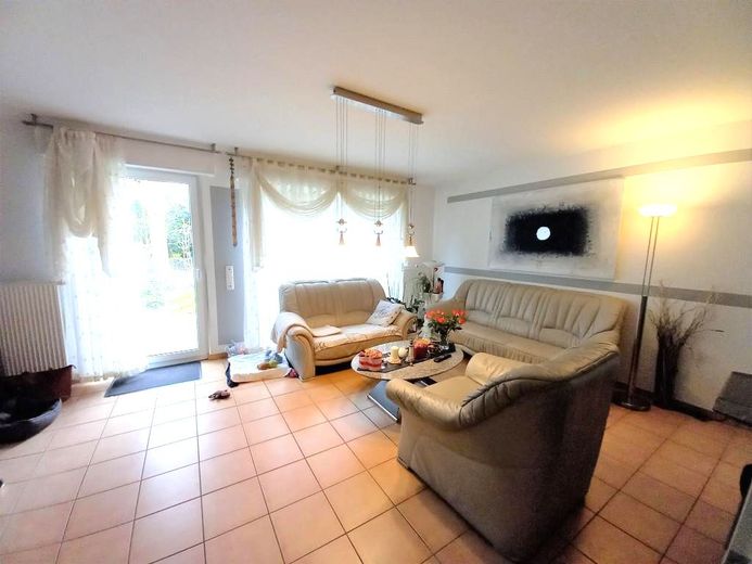 CITYHOUSE: Familienfreundliches Reiheneckhaus, TOP Lage mit Garten, Keller, Carport – Wohnzimmer mit Terrassen und Gartenausgang