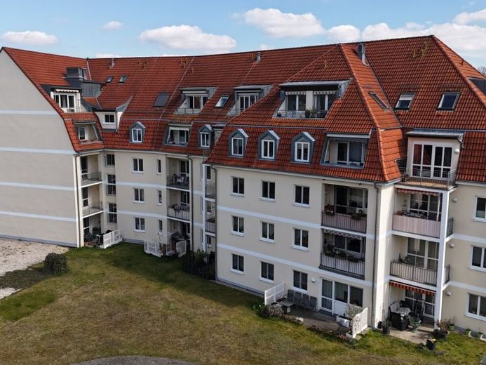 Vermietete 2-R.-DG-Whg., Loggia + TG-Stpl. + Aufzug! Laminat bzw. Fliesen, Nähe Zwickauer Mulde! – Foto 1
