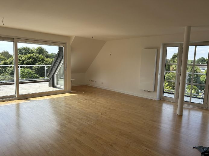exklusive penthouseartige Dachgeschosswohnung mit großzügiger Dachterrasse in Dortmund-Kirchhörde – Wohnzimmer 0