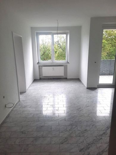 freshly renovated apartment with balcony in well-maintained 6-family/semi-detached house in Dortmund-Sölde – Wohnzimmer
