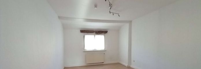52173 - Bright attic apartment with fitted kitchen