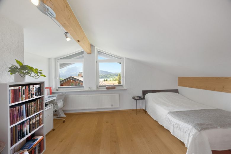 Lichtdurchflutete Doppelhaushälfte mit hochwertiger Ausstattung in Seenähe – Schlafzimmer/Studio im DG
