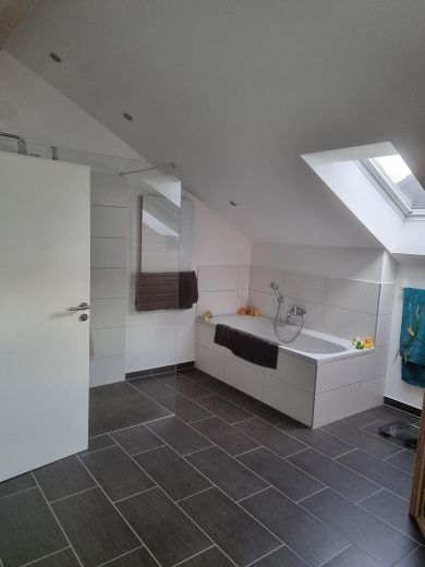 Energieeffizientes Einfamilienhaus mit Einliegerwohnung (232 m²) in Hannover-Bothfeld – Wellnessbad_2