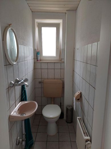 Ruhig gelegenes Einfamilien- / Zweifamilienwohnhaus mit sonnigem Garten – WC EG