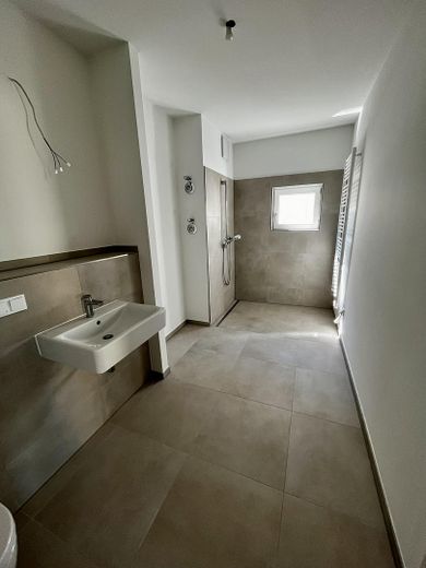 Erstbezug in Frechen: Moderne 4-Zimmer-Wohnung mit Balkon und hochwertiger Ausstattung – Badezimmer