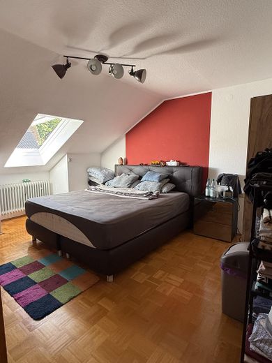 Moderne 2-Zimmer-Dachgeschosswohnung in zentraler Lage von Lohr am Main – Schlafzimmer