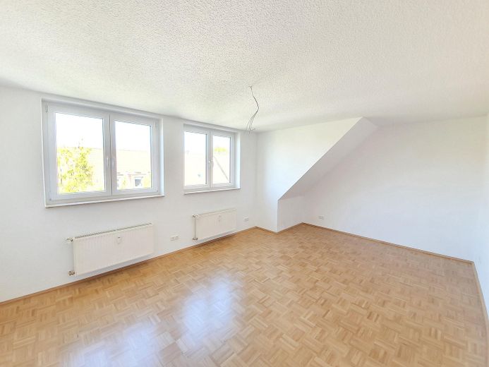 Nicht alltägliche 2,5 Raum Komfortwhg. großer Sonnenbalkon, Bad: Wanne + Dusche, Echtholzparkett – Wohnzimmer viele Fenster