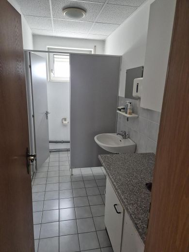 187 qm Büro/Gewerbewohnung in guter Geschäftslage zu vermieten – Toilette