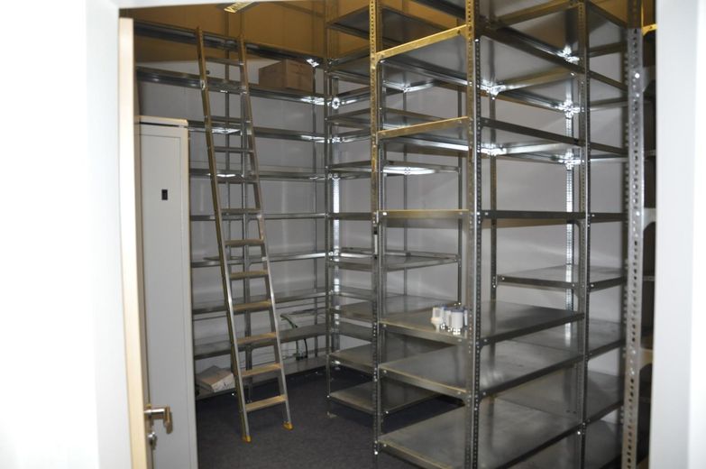 Gewerbeobjekt/Halle mit Büro und Stellplätzen zentral gelegen in Wismar-Westhafen – 6 Archiv Lagerregale