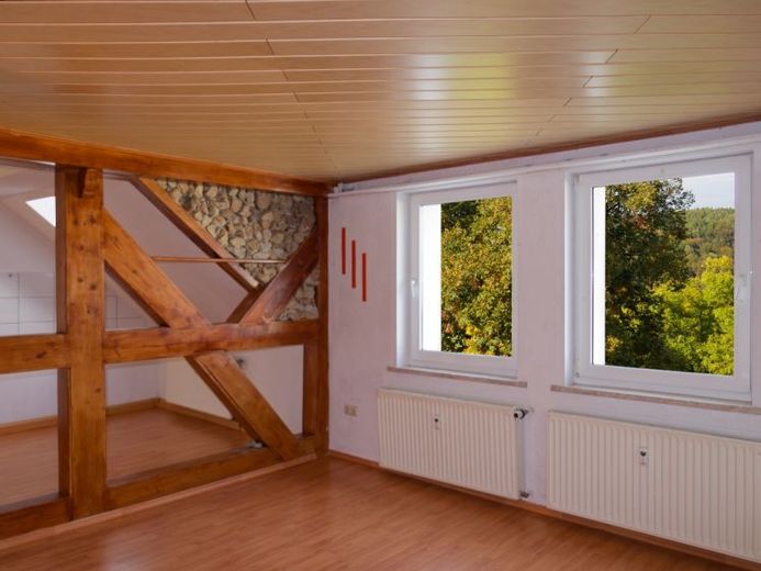 Przytulne mieszkanie na piętrze ze skosami dachowymi, widocznymi belkami i otwartą kuchnią – możliwa kuchnia w zabudowie – Zdjęcie 1