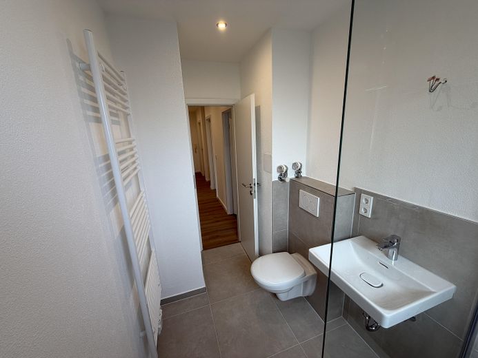 Appartement de 4 pièces entièrement rénové à Wiesbaden – Photo 9