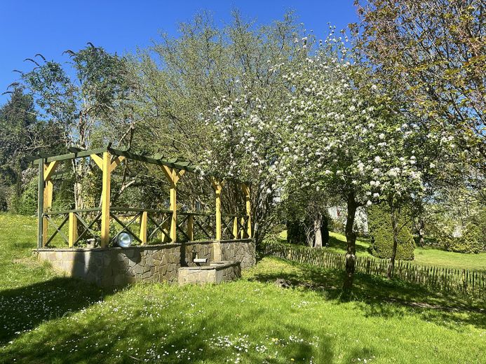 Villa mit Gutshauscharakter auf 3500m²-unverbaubarer Seeblick in Kieler Stadtrandlage – Obstgarten mit Pergola
