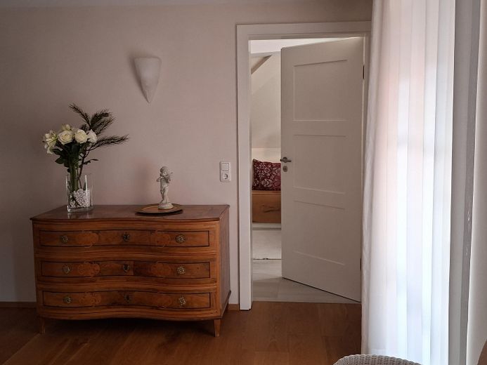 Appartement ancien en duplex élégant et exclusif dans la vieille ville, avec ascenseur et balcon – Schlafzimmer