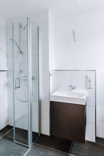 Hochwertige DHH mit Südgarten, PV, Wohnraumlüftung, 2 Wallboxen & ausgebautem Dachgeschoss – Bad EG Dusche & Waschtisch