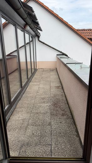 Schöne 3-Zimmer DG Wohnung mit modernisierter Küche und Balkon – Balkon