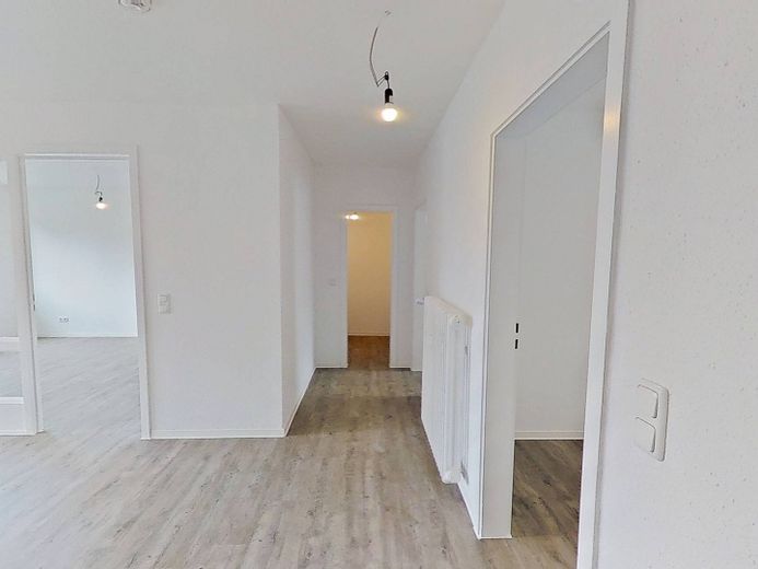 BIS ZU 3 NKM FREI: Schöne 3-Zimmer-Wohnung mit BALKON und intelligentem Grundriss in Kappeln-Ellenberg – Ansicht III: Flur