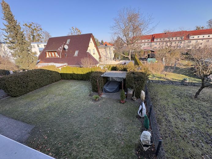Ruhige 2-Zi.-Wohnung mit Balkon und Garten in Lichterfelde – sanierungsbedürftig – Gartenansicht aus Zimmer 2