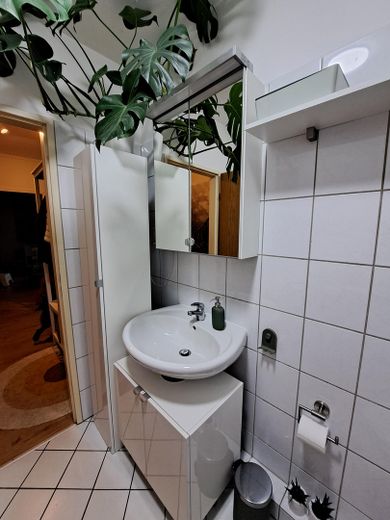 Moderne 2-Zimmer-DG-Wohnung mit Wohnküche und Balkon – Bad