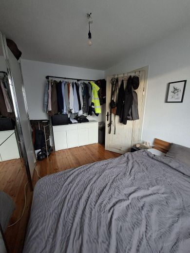 Partially renovated 6-room semi-detached house – Schlafzimmer Wohnung UG