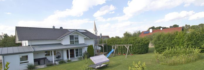 Einzigartiges Wohn- und Geschäftshaus in idyllischer Ortsrandlage mit Blick ins Grüne – Haus Gartenseite