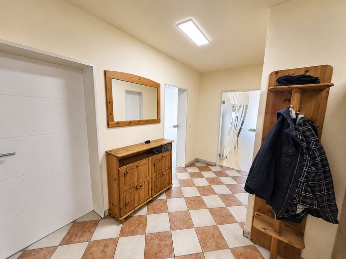 Großzügige 4-Zimmer-Wohnung in Rosenheim mit 2 Bädern & 2 Balkonen – Flur
