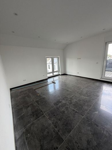 Moderne 4-Zimmer-Neubauwohnung mit Einbauküche, Balkon und Stellplatz in Rodenbach – Foto 2
