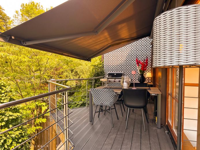 Architektur trifft Privatsphäre – besonderes Einfamilienhaus mit Pool, Sauna und Garten im Grünen – Balkon mit Essecke