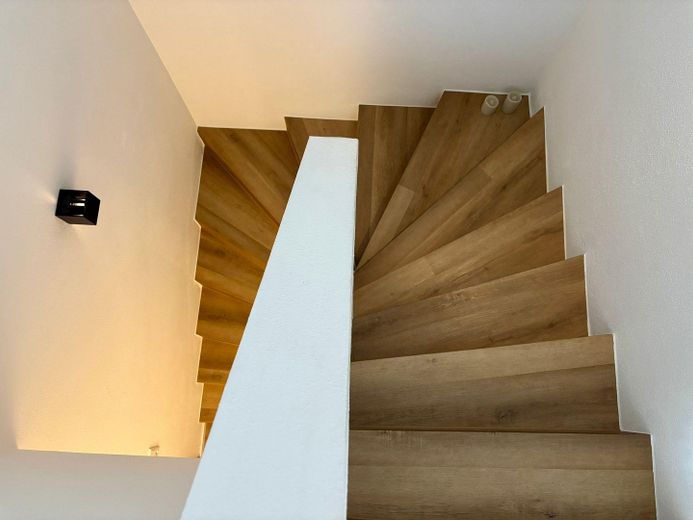 Luxuriöse 2 Zimmer Wohnung mit EBK in Olching – Treppe