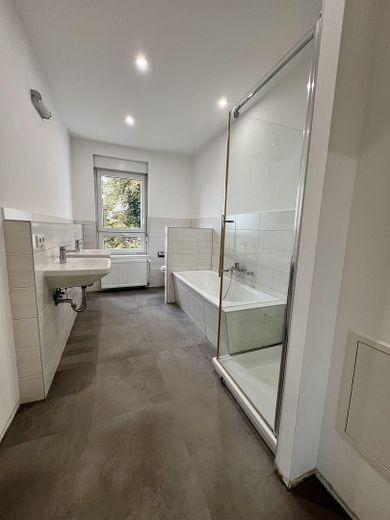 Mieszkanie 4-pokojowe | Balkon | duża kuchnia | pomieszczenie gospodarcze | miejsce parkingowe – Bad mit Wanne + Dusche