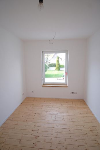 Doppelhaushälfte kernsaniert mit Wärmepumpe + Bauland mit Baugenehmigung in Dreieichenhain – EG Schlafzimmer Gartensicht