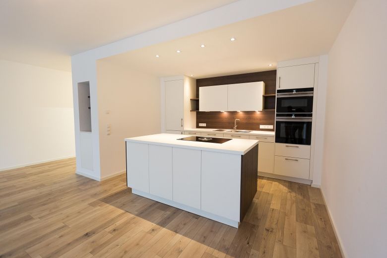 Exklusive 3-Zimmer-Wohnung in Bad Vilbel (2016), 105 m², Balkon, 2 TG-Plätze mit Wallbox – Küchenblock