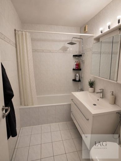 3-Zimmer-Wohnung mit Weitblick in zentraler Lage von Dietzenbach – Badezimmer