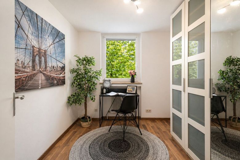 Selten in München: Uneinsehbare Wohnung mit Balkon ins Grüne – Platz für Denker