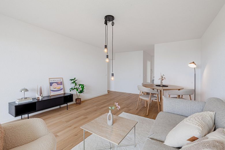WOHNJUWEL: Helle 4 Zimmer mit zwei Balkonen & TG-Stellplatz – Wohn- Esszimmer