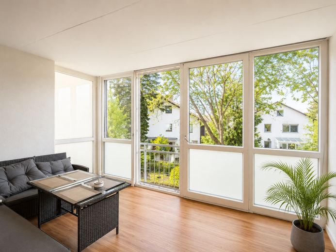 Helle 1-Zimmerwohnung mit verglastem Balkon &amp; Tiefgaragenstellplatz in Germering – Balkon