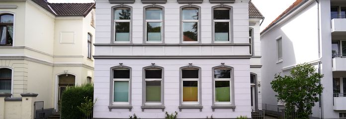 Charme historique. Confort de vie moderne. Un chez-soi avec du caractère. – Hausansicht Straße