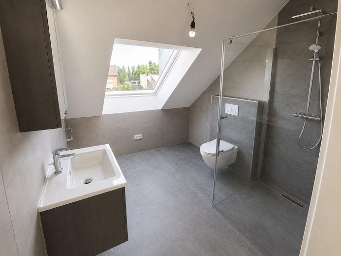 Neubau Dachgeschosswohnung, Gehobener Standard, Fußbodenheizung, Erstbezug, super Lage – Foto 2