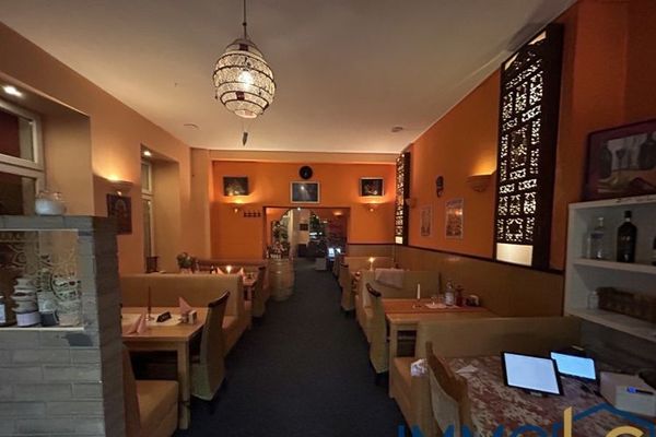 Punto di riferimento a Kreuzberg: ristorante alla moda nel Gräfekiez con ampia terrazza